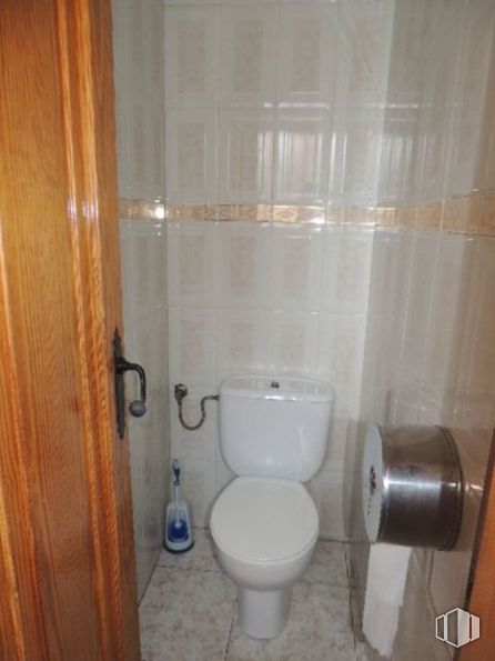 Retail for sale at Calle Felipe Solano Antelo, 16, Guadalajara, 19002 with toilet, toilet paper, door, bidet, brown, toilet seat, bathroom, purple, plumbing fixture and wood around