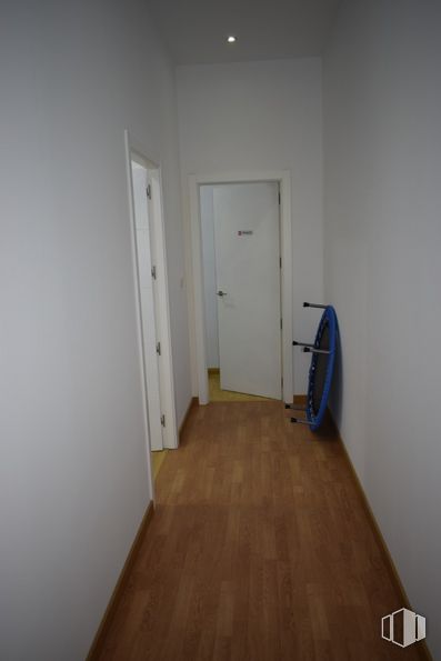 Local en alquiler y venta en Plaza Sector Embarcaciones, 11, Tres Cantos, Madrid, 28760 con puerta, edificio, madera, accesorio, pavimento, pasillo, casa, tinte para madera, madera y barniz alrededor