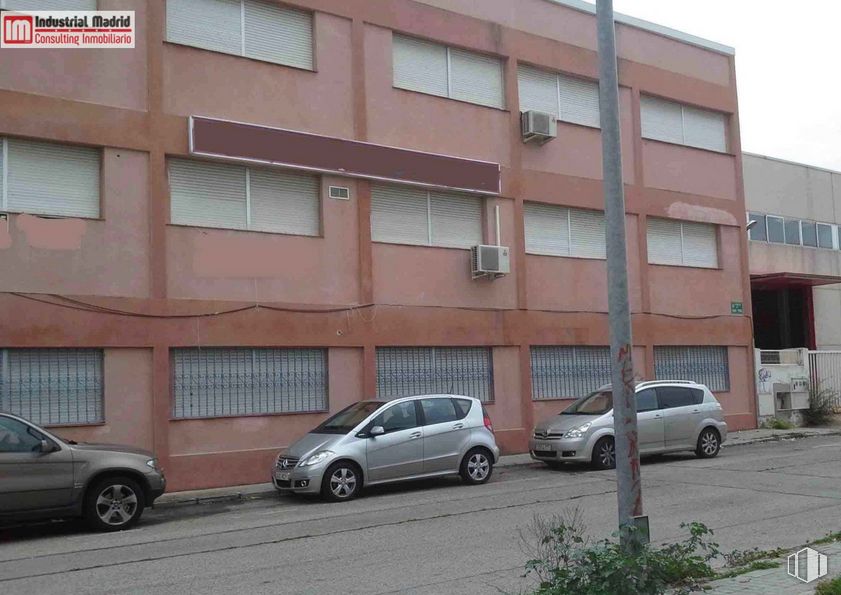 Nave en venta en Zona industrial, Coslada, Madrid, 28820 con coche, ventana, neumático, rueda, luz de estacionamiento, vehículo terrestre, vehículo, edificio, planta y vehículo de motor alrededor