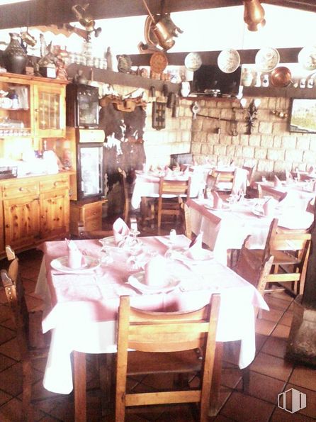 Retail for sale & for rent at Carretera Madrid-Burgos, Honrubia de la Cuesta, Segovia, 40541 with chair, table, cabinetry, furniture, decoration, interior design, tablecloth, wood, kitchen & dining room table and event around