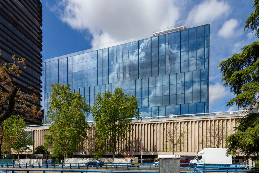 Oficina en alquiler en Paseo Castellana, 85, Tetuán, Madrid, 28046 con edificio, planta, nube, cielo, tiempo de día, propiedad, rascacielos, árbol, diseño urbano, bloque de pisos y vecindario alrededor