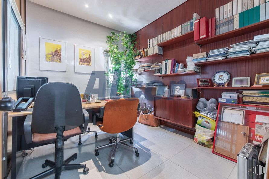 Local en venta en Calle Centenera, Ciudad Lineal, Madrid, 28017 con silla, planta de interior, pantalla de ordenador, propiedad, ebanistería, mesa, interiorismo, escritorio, estante y silla de oficina alrededor