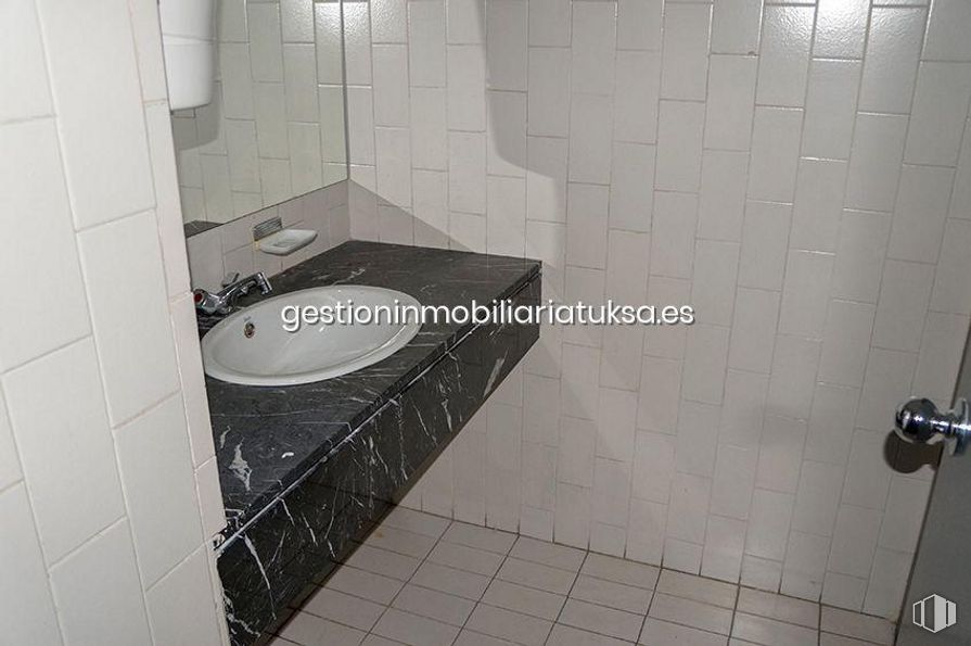 Retail for rent at Plaza de Santa Ana, Ávila, 05001 with sink, fixture, plumbing fixture, bathroom, grey, flooring, floor, wall, tile flooring and composite material around