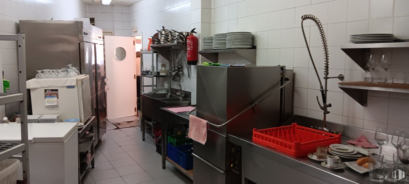 Retail for sale at Calle Amapola, Tres Cantos, Madrid, 28760 with refrigerator, building, gas, service, machine, toolroom, engineering, house, room and fixture around