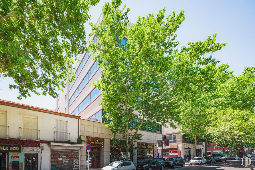 Office for rent at Calle Alcalá, 498, San Blas - Canillejas, Madrid, 28027 with building, sky, wheel, car, infrastructure, vehicle, tree, urban design, shade and tire around