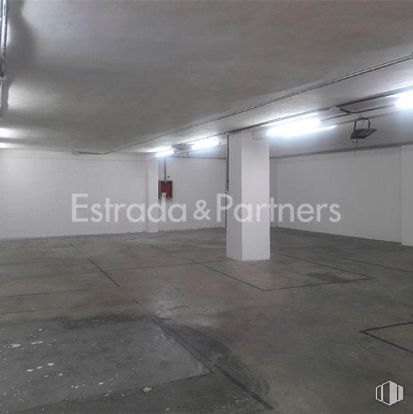 Nave en venta en Zona industrial, Alcobendas, Madrid, 28108 con alumbrado, edificio, pavimentos, piso, aparcamiento, techo, accesorio, ciudad, hormigón y gas alrededor