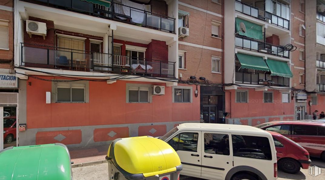 Local en venta en Calle Santa Teresa, 3, Alcalá de Henares, Madrid, 28803 con coche, ventana, edificio, rueda, vehículo terrestre, neumático, vehículo, vehículo de motor, barrio y casa alrededor