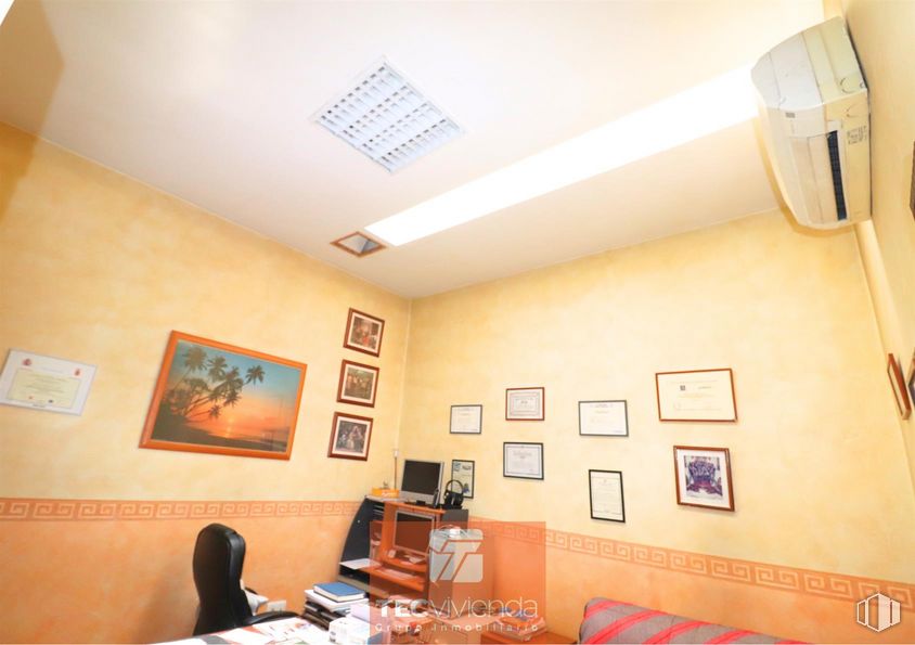 Retail for rent at Calle Buen Gobernador, Ciudad Lineal, Madrid, 28027 with picture frame, furniture, property, wood, lighting, orange, interior design, paint, flooring and wall around