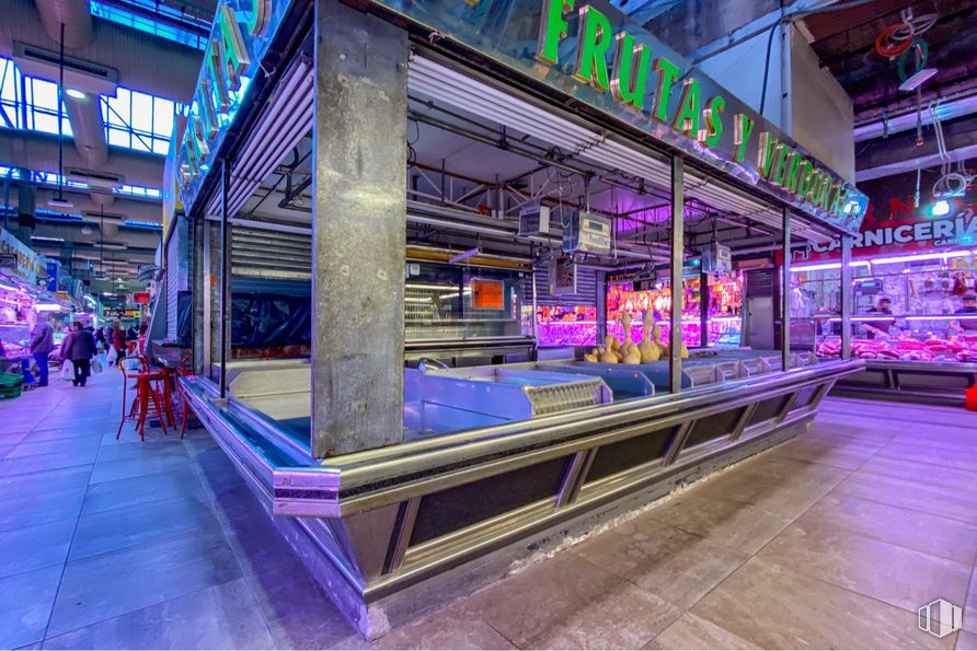 Retail for rent at Calle Bravo Murillo, 122, Tetuán, Madrid, 28020 with purple, city, magenta, leisure, entertainment, electric blue, metropolis, neon, bench and event around