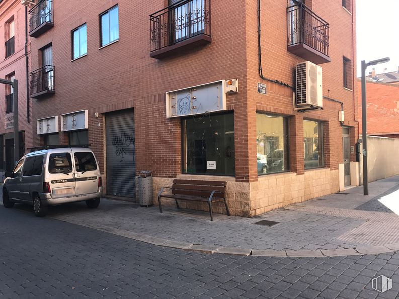 Local en alquiler y venta en Travesía Eras, 8, Azuqueca de Henares, Guadalajara, 19200 con camioneta, ventana, edificio, mesa de trabajo, luz de estacionamiento automotriz, neumático, coche, rueda, superficie de carretera y puerta alrededor