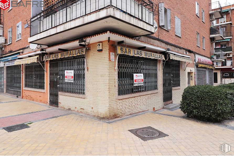 Local en venta en Calle de Fuengirola, Puente de Vallecas, Madrid, 28038 con edificio, planta, ventana, superficie de la carretera, albañilería, ladrillo, barrio, acera, madera y fachada alrededor