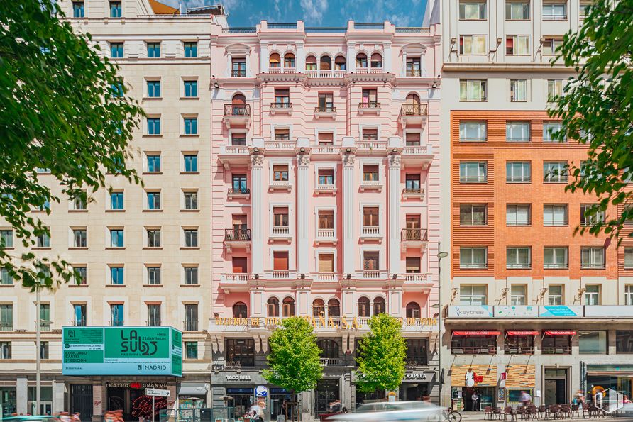 Oficina en alquiler en Calle Gran Vía, 64, Centro, Madrid, 28013 con edificio, día, propiedad, ventana, bloque de torre, condominio, planta, diseño urbano, árbol y arquitectura alrededor