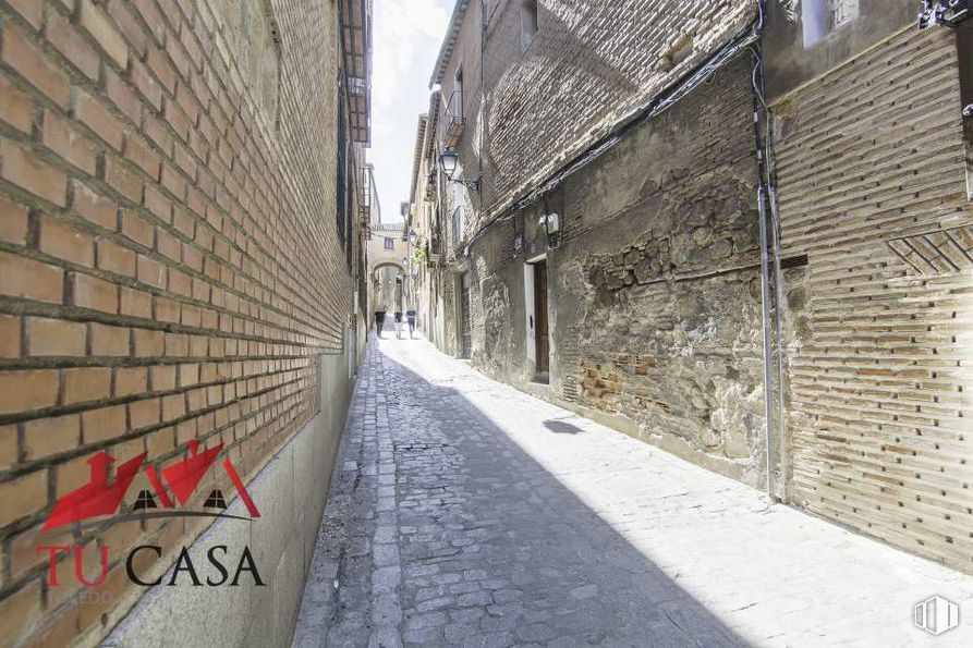 Retail for rent at Casco histórico, Toledo, 45002 with building, road surface, wood, asphalt, flooring, thoroughfare, brick, alley, sidewalk and road around