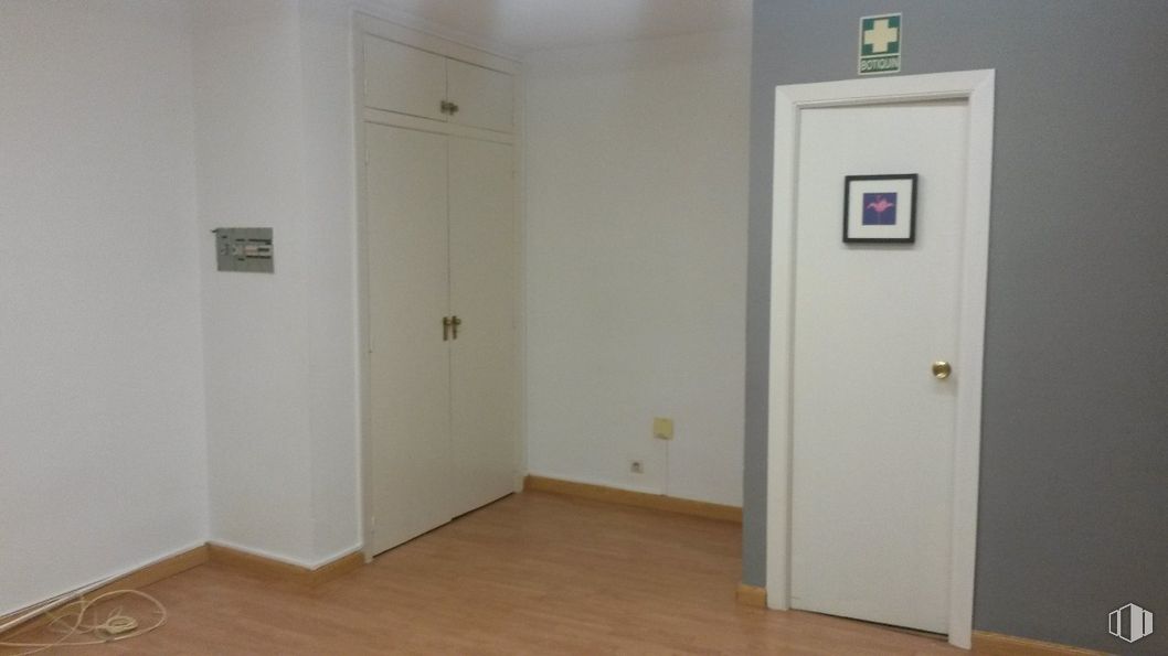 Oficina en alquiler en Calle Gobernador Fernández Jiménez, 4, Segovia, 40001 con puerta, pintura, accesorio, madera, suelo, piso, pared, casa, techo y madera alrededor