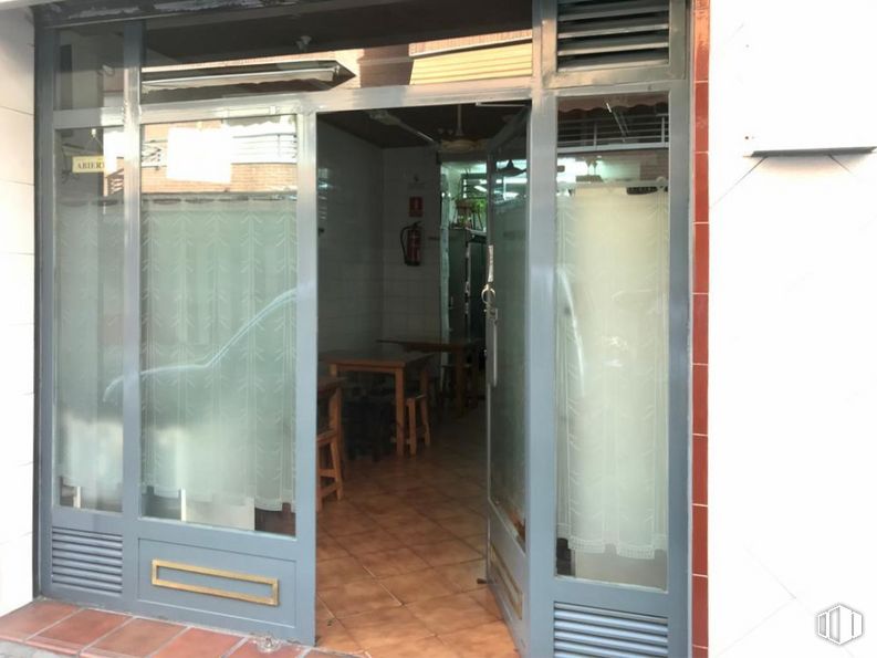 Local en venta en Calle Ramírez Tomé, Puente de Vallecas, Madrid, 28038 con armario, accesorio, edificio, puerta, madera, suelo, exterior del automóvil, gas, material compuesto y vidrio alrededor