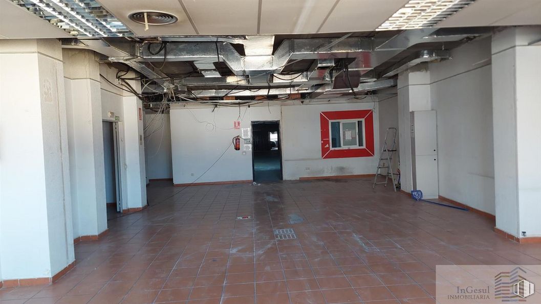 Nave en alquiler y venta en Camino Hormigueras, Villa de Vallecas, Madrid, 28031 con puerta, hall, suelos, suelo, edificio, evento, techo, arte, máquina y casa alrededor