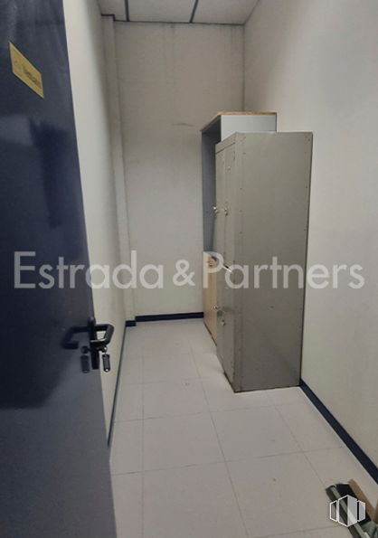 Nave en venta en Calle Resina, Villaverde, Madrid, 28021 con ebanistería, accesorio, piso, pavimento, edificio, pisos de baldosas, gas, madera, material compuesto y techo alrededor