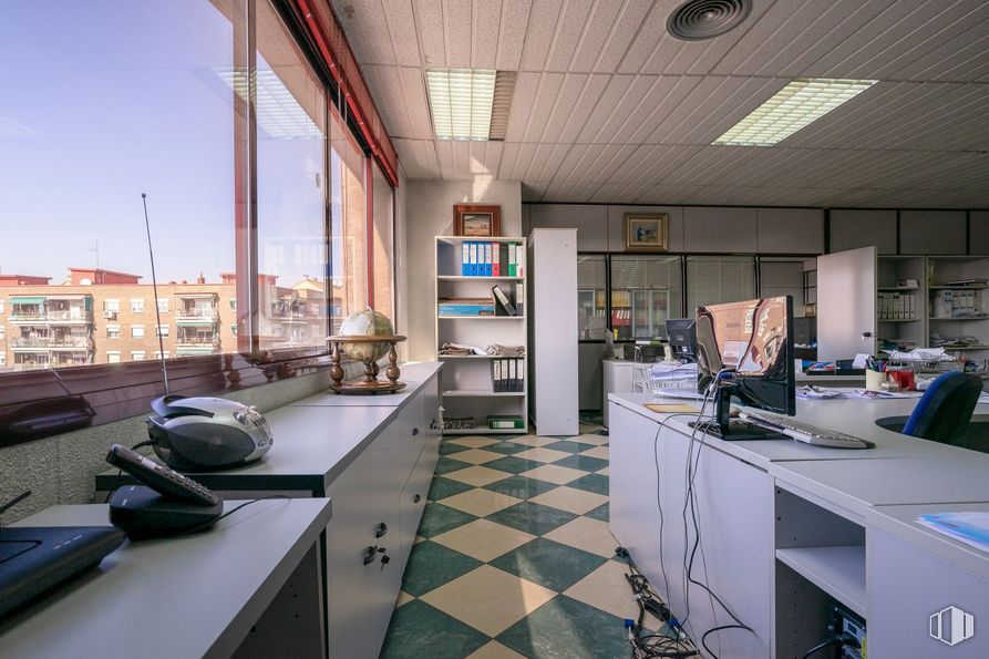 Oficina en venta en Zona Noroeste, Torrejón de Ardoz, Madrid, 28850 con silla, edificio, ebanistería, mueble, electrodoméstico, propiedad, mesa, encimera, cocina, estufa de cocina, diseño de interiores y aparato de cocina alrededor