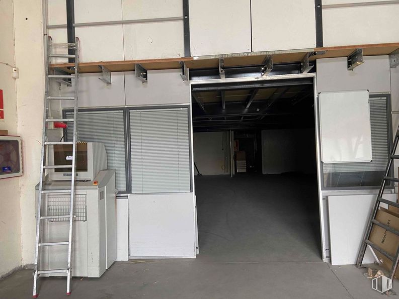 Industrial for sale & for rent at Zona Colmenar Viejo, Colmenar Viejo, Madrid, 28770 with ladder, fixture, building, gas, flooring, composite material, wood, concrete, aluminium and facade around