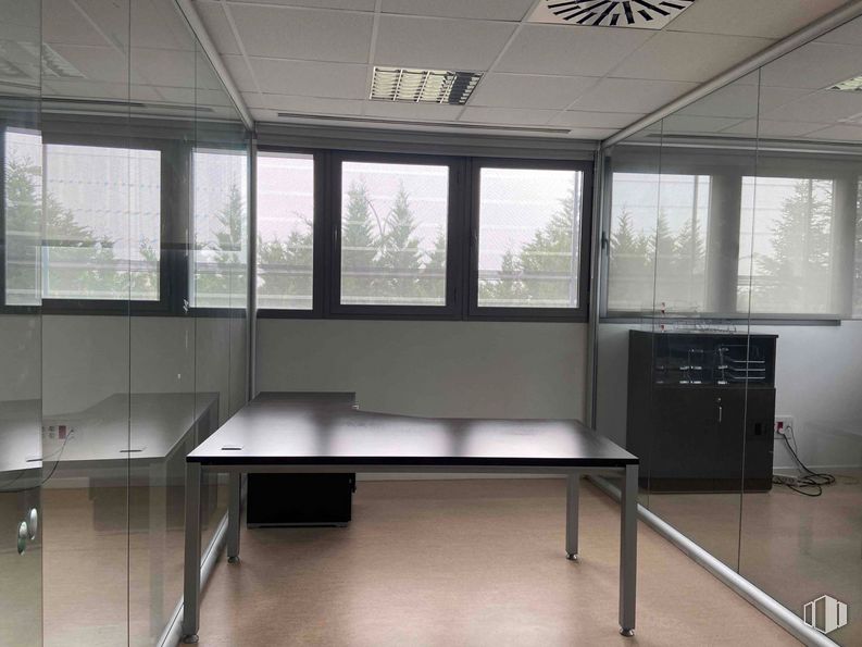 Industrial for sale & for rent at Zona Colmenar Viejo, Colmenar Viejo, Madrid, 28770 with window, desk, table, furniture, building, shade, fixture, wood, flooring and architecture around