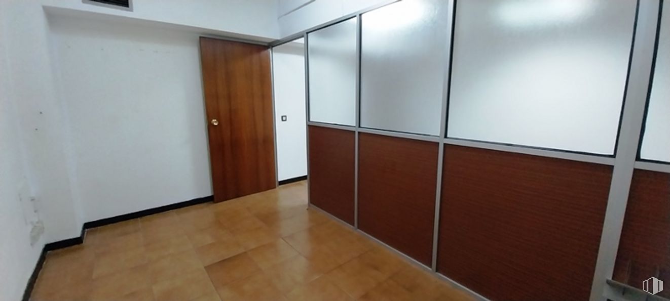 Oficina en venta en Calle Montesa, Salamanca, Madrid, 28006 con armario, accesorio, madera, casa, puerta, suelos, suelo, hall, madera dura y exterior del automóvil alrededor