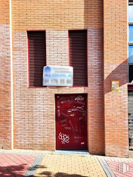 Local en alquiler en Calle San Cipriano, Vicálvaro, Madrid, 28032 con ventana, puerta, madera, accesorio, rectángulo, albañilería, superficie de la carretera, ladrillo, material de construcción y inmobiliario alrededor