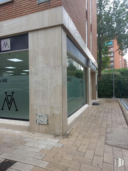 Retail for sale at Calle Maqueda, La Latina, Madrid, 28024 with composite material, concrete, glass, transparency, building material, aluminium, tile and company around