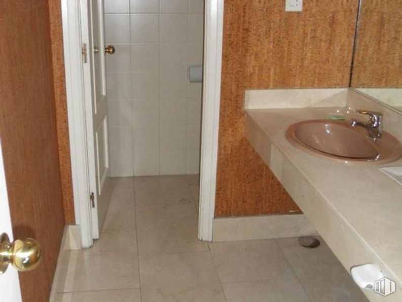 Oficina en alquiler en Calle Arturo Soria, Ciudad Lineal, Madrid, 28033 con fregadero, marrón, arreglo de tubería, lavabo del baño, grifo, accesorio, baño, madera, líquido y diseño de interiores alrededor