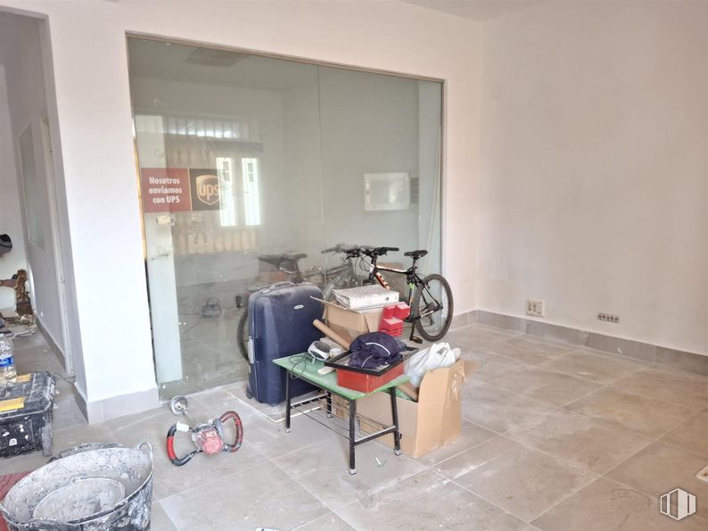 Retail for sale at Avenida Juan de la Cierva, 5, Getafe, Madrid, 28901 with tire, luggage & bags, bicycle, wheel, table, box, bicycle wheel, wall, flooring and floor around