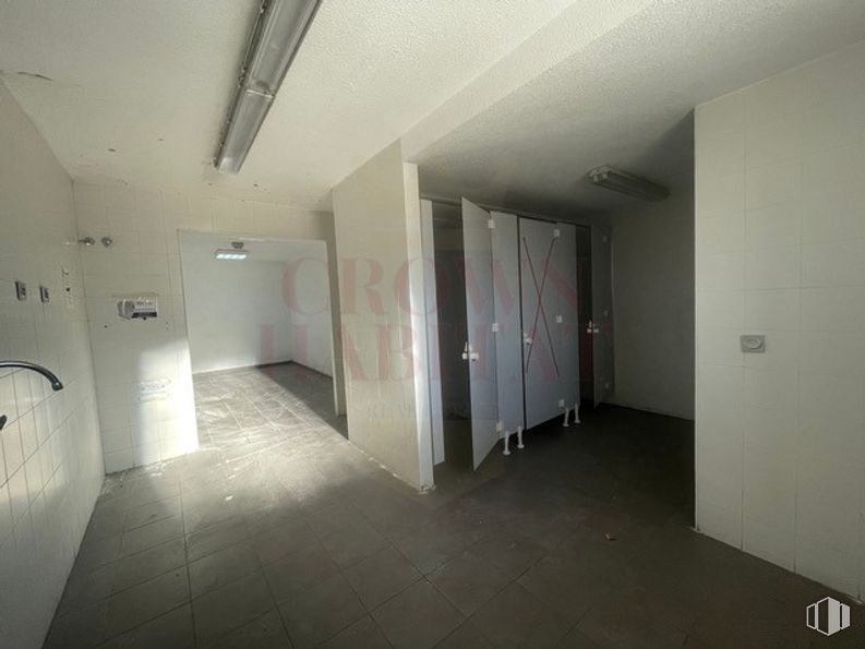 Nave en alquiler en Calle Moraleja de Enmedio, 10, Móstoles, Madrid, 28938 con puerta, accesorio, pasillo, piso, suelo, edificio, casa, techo, espacio y vidrio alrededor