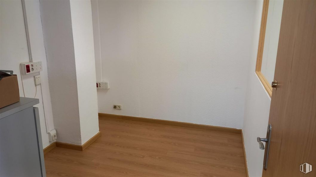 Oficina en alquiler en Calle Castrobarto, 10, Barajas, Madrid, 28042 con puerta, accesorio, madera, suelos, tinte para madera, suelo, suelo laminado, edificio, madera dura y barniz alrededor