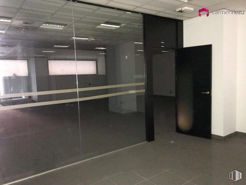 Retail for sale at Paseo Santa María de la Cabeza, 26, Arganzuela, Madrid, 28045 with door, flooring, floor, interior design, glass, ceiling, metal, transparency, silver and cleanliness around