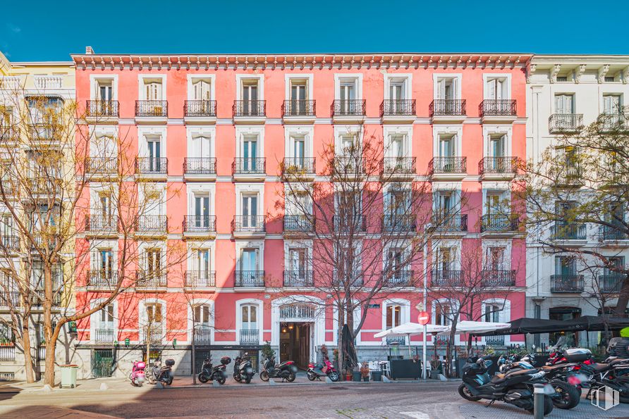 Oficina en alquiler en Calle Salustiano Olózaga, 5, Salamanca, Madrid, 28001 con motocicleta, edificio, rueda, durante el día, planta, ventana, neumático, diseño urbano, cielo y arquitectura alrededor