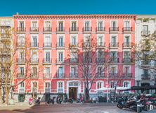 Local en alquiler en Calle Salustiano Olózaga, Salamanca, Madrid, 28001 con motocicleta, edificio, rueda, durante el día, planta, ventana, neumático, diseño urbano, cielo y arquitectura alrededor