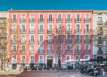 Oficina en alquiler en Calle Salustiano Olózaga, 5, Salamanca, Madrid, 28001 con motocicleta, edificio, rueda, durante el día, planta, ventana, neumático, diseño urbano, cielo y arquitectura alrededor