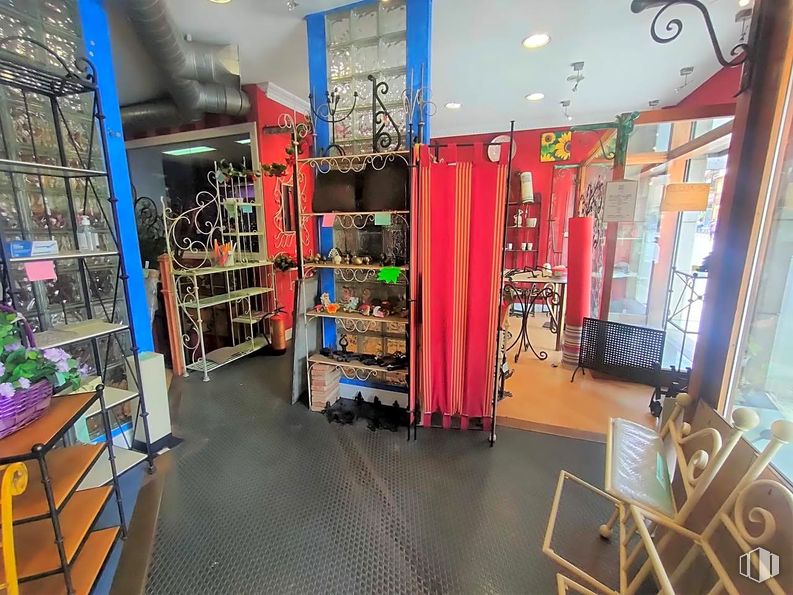 Retail for rent at Calle Nuestra Señora de Valverde, 47, Fuencarral - El Pardo, Madrid, 28034 with furniture, textile, building, interior design, shelf, floor, flooring, retail, shelving and publication around