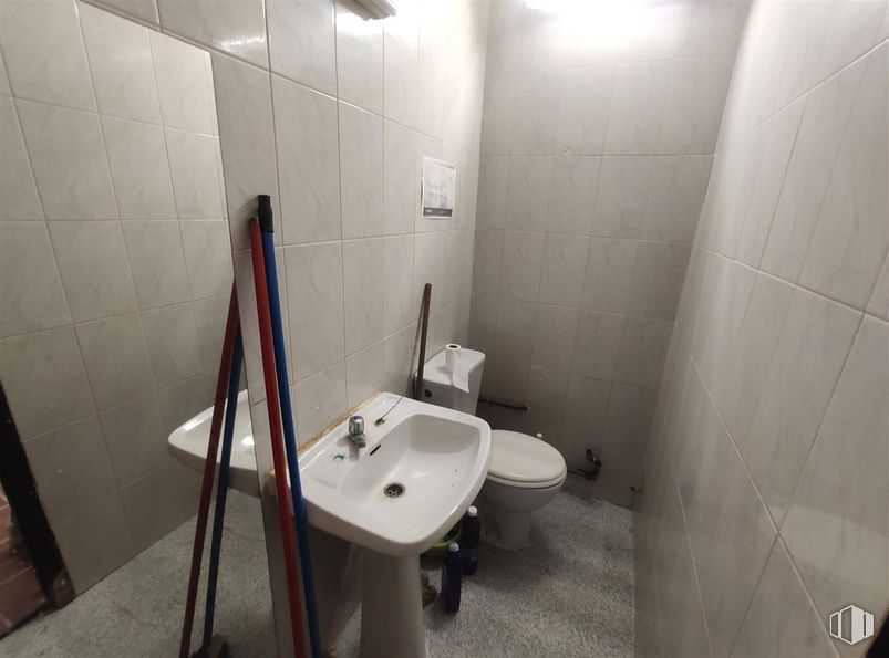 Retail for rent at Calle San Francisco, Quintanar de la Orden, Toledo, 45800 with sink, toilet, plumbing fixture, tap, building, bathroom, bathroom sink, mirror, fluid and floor around