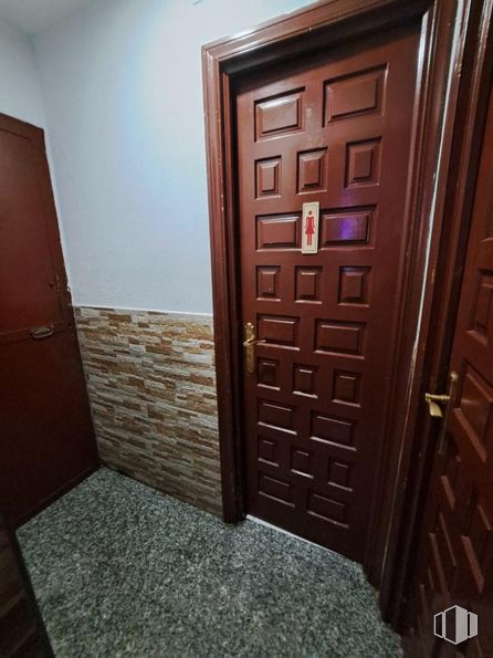 Local en venta en Calle Máximo San Juan, Ciudad Lineal, Madrid, 28017 con puerta, marrón, accesorio, madera, tinte para madera, suelos, suelo, madera dura, barniz y pintura alrededor