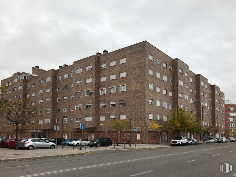 Retail for sale at Calle Océano Atlántico, 3, Coslada, Madrid, 28820 with building, car, sky, cloud, property, daytime, window, street light, wheel and vehicle around