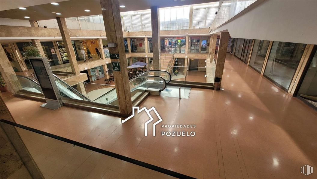 Local en venta en Centro Comercial Zoco, Pozuelo de Alarcón, Madrid, 28223 con edificio, madera, suelos, suelo, hall, madera dura, accesorio, cinta de correr, máquina de ejercicios y ocio alrededor