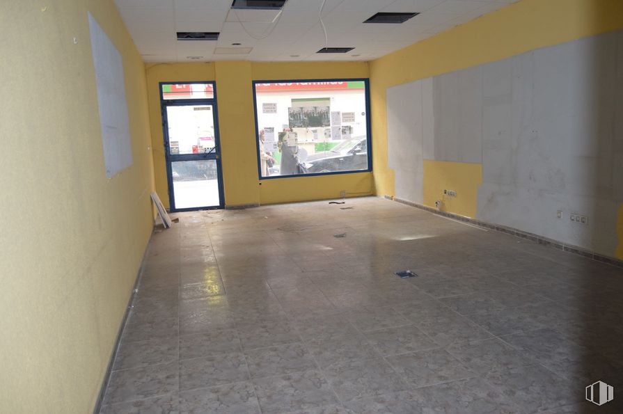 Retail for rent at Calle Ángel Alcázar, 56, Talavera de la Reina, Toledo, 45600 with door, building, fixture, paint, hall, flooring, floor, ceiling, art and house around