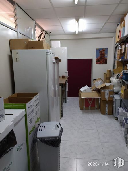 Oficina en alquiler en Zona Polígono Industrial Norte, San Sebastián de los Reyes, Madrid, 28700 con refrigerador, contenedor de basura, caja, estante, estantería, contención de residuos, piso, estantería, suelo y edificio alrededor