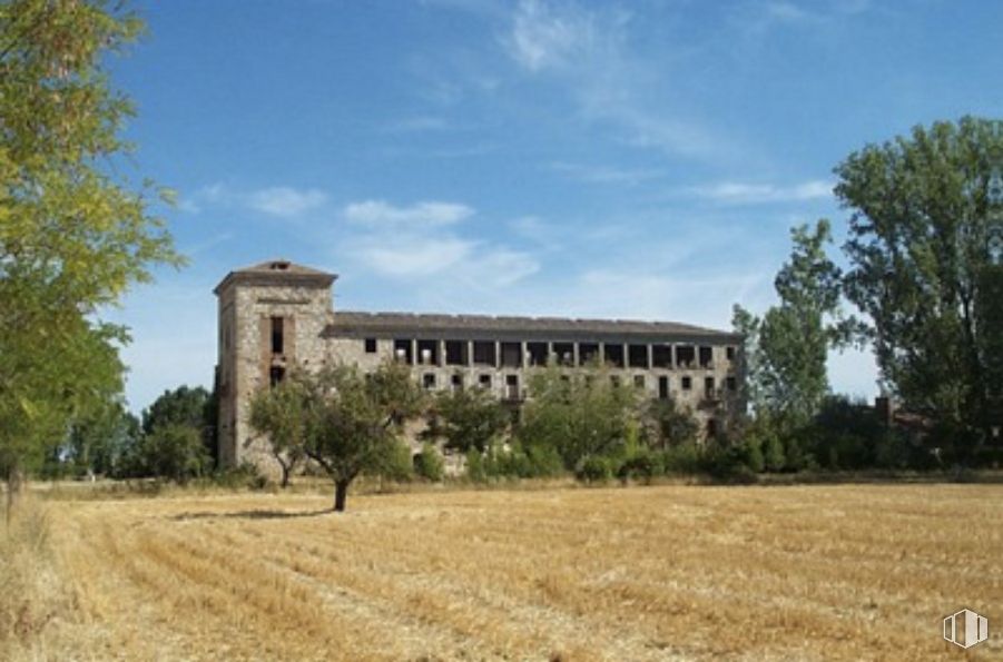 Land for sale at Pasaje Sopetrán, 1, Hita, Guadalajara, 19197 with building, sky, cloud, plant, tree, land lot, grass, natural landscape, landscape and grassland around