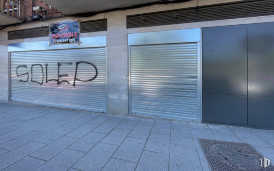 Retail for rent at Avenida Juan Carlos I, Leganés, Madrid, 28912 with window blind, road surface, fixture, brick, asphalt, building, facade, brickwork, gas and flooring around