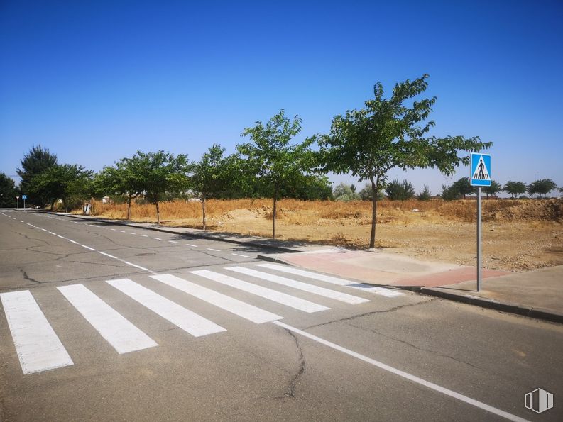 Land for sale at Calle Sierra Altamira, Illescas, Toledo, 45200 with sky, plant, road surface, asphalt, tree, tar, thoroughfare, fence, zebra crossing and road around