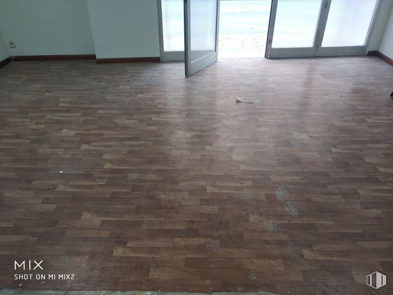 Retail for rent at Calle Artistas, 26, Tetuán, Madrid, 28020 with brown, property, fixture, tile flooring, wood, rectangle, floor, flooring, building material and wall around