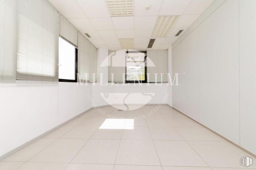 Oficina en alquiler y venta en Avenida Artesanos, 48, Tres Cantos, Madrid, 28760 con mesa, ventana, edificio, accesorio, suelos, suelo, diseño automovilístico, rectángulo, casa y hall alrededor