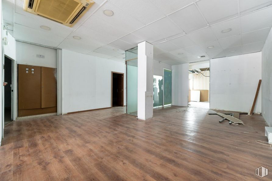 Retail for sale & for rent at Calle Emilio Ferrari, Ciudad Lineal, Madrid, 28017 with door, building, wood, fixture, hall, flooring, floor, laminate flooring, wood stain and hardwood around