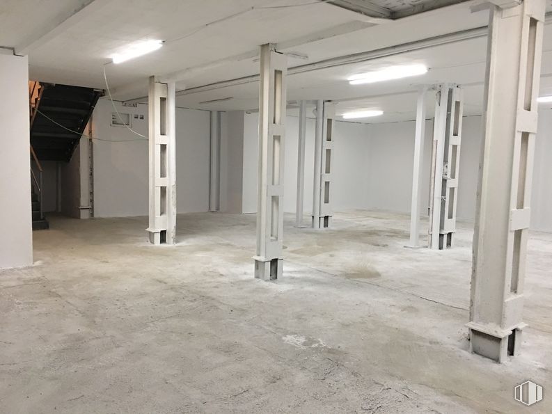 Local en alquiler y venta en Calle Julián Romea, 3, Chamberí, Madrid, 28003 con accesorio, pasillo, suelo, piso, material compuesto, techo, material de construcción, hormigón, espacio y aluminio alrededor