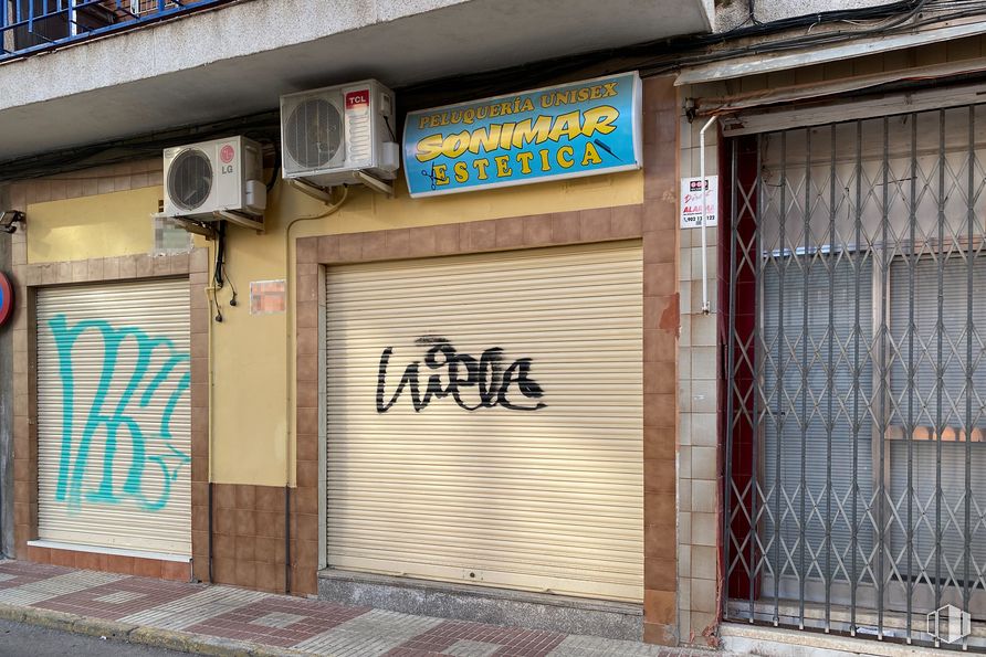 Retail for rent at Avenida Guadalajara, 13, Azuqueca de Henares, Guadalajara, 19200 with window blind, daytime, property, fixture, infrastructure, door, architecture, brickwork, wood and font around